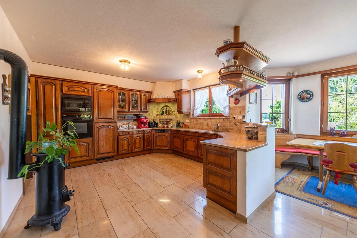 Spacious Single-Family Home with 2,000 m² Plot and Versatile Usage Potential - Photo 7 of 13