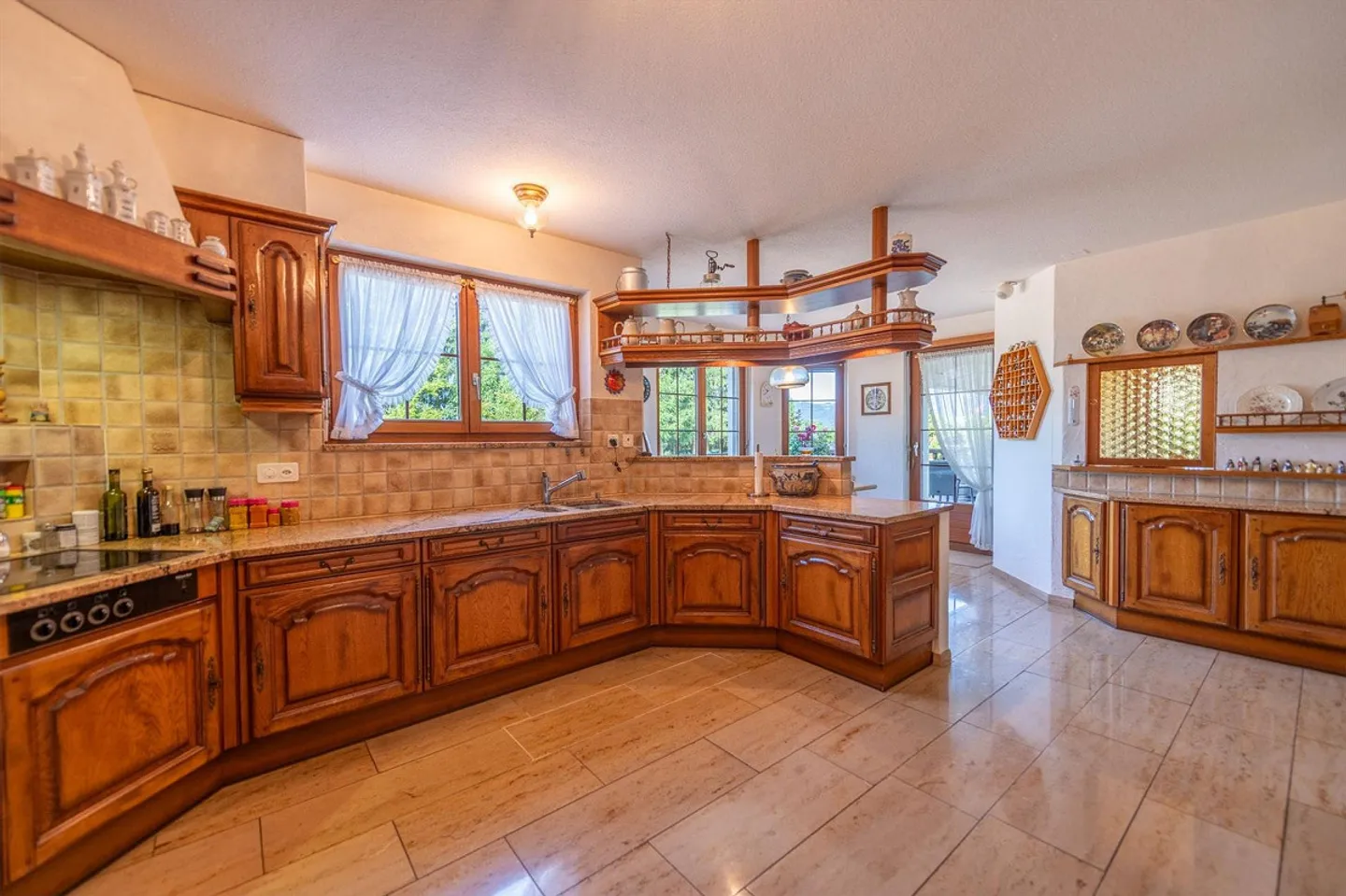 Spacious Single-Family Home with 2,000 m² Plot and Versatile Usage Potential - Photo 8 of 13