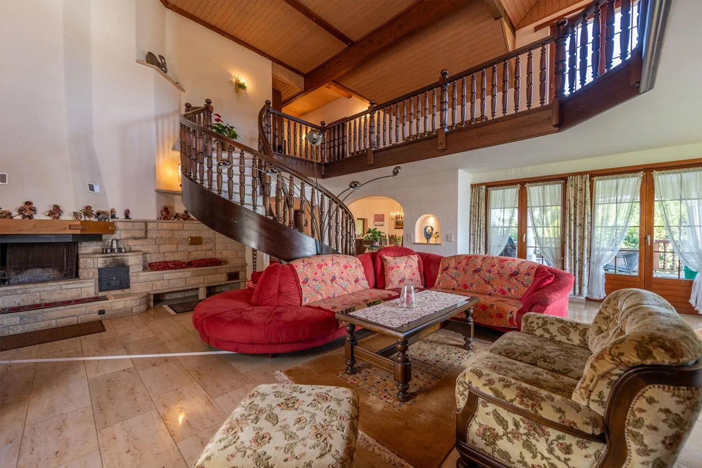 Spacious Single-Family Home with 2,000 m² Plot and Versatile Usage Potential - Photo 5 of 13