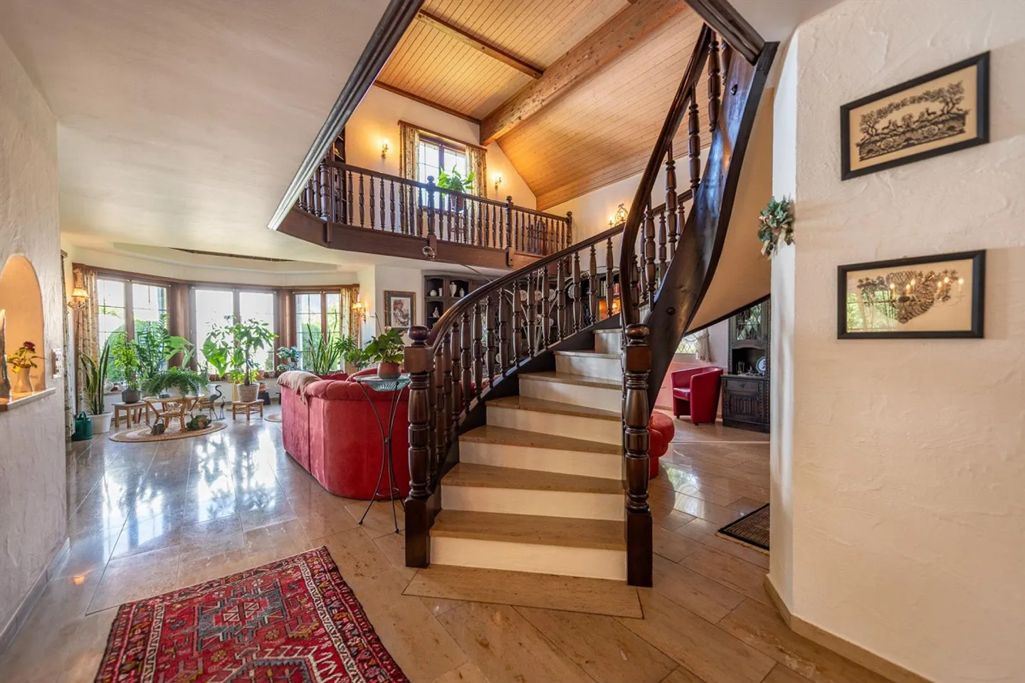 Spacious Single-Family Home with 2,000 m² Plot and Versatile Usage Potential - Photo 6 of 13