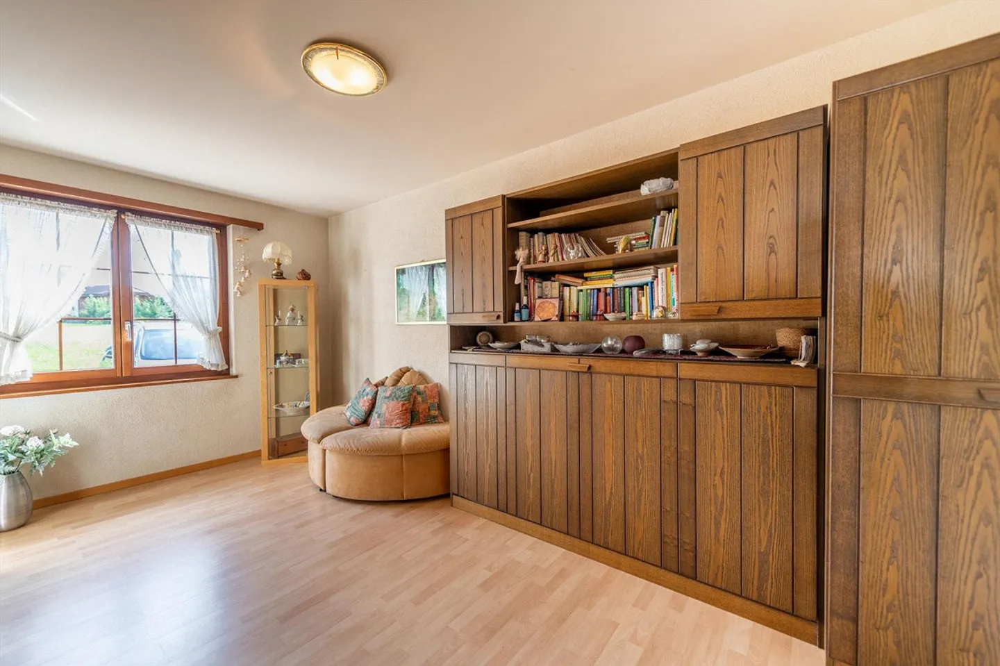 Spacious Single-Family Home with 2,000 m² Plot and Versatile Usage Potential - Photo 11 of 13