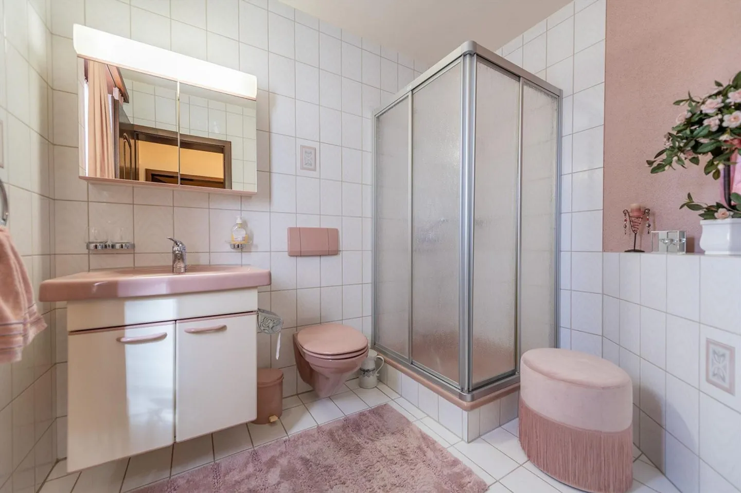 Spacious Single-Family Home with 2,000 m² Plot and Versatile Usage Potential - Photo 12 of 13
