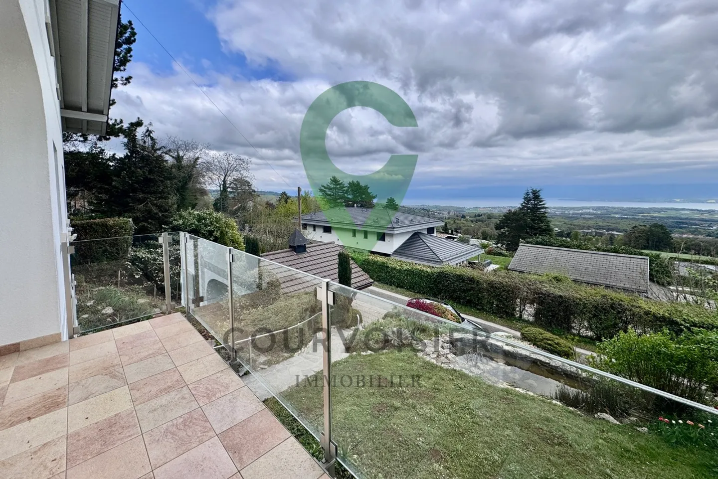 Zeitgenössische Villa mit Seeblick - Foto 18 von 26