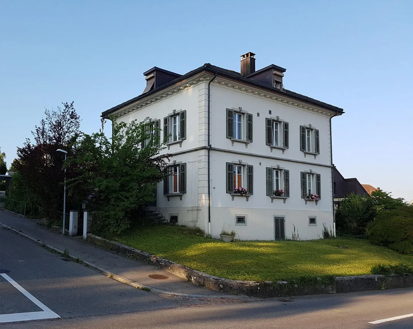 Appartement 4 pièces au 1er étage dans une maison majestueuse - Photo 1 sur 9