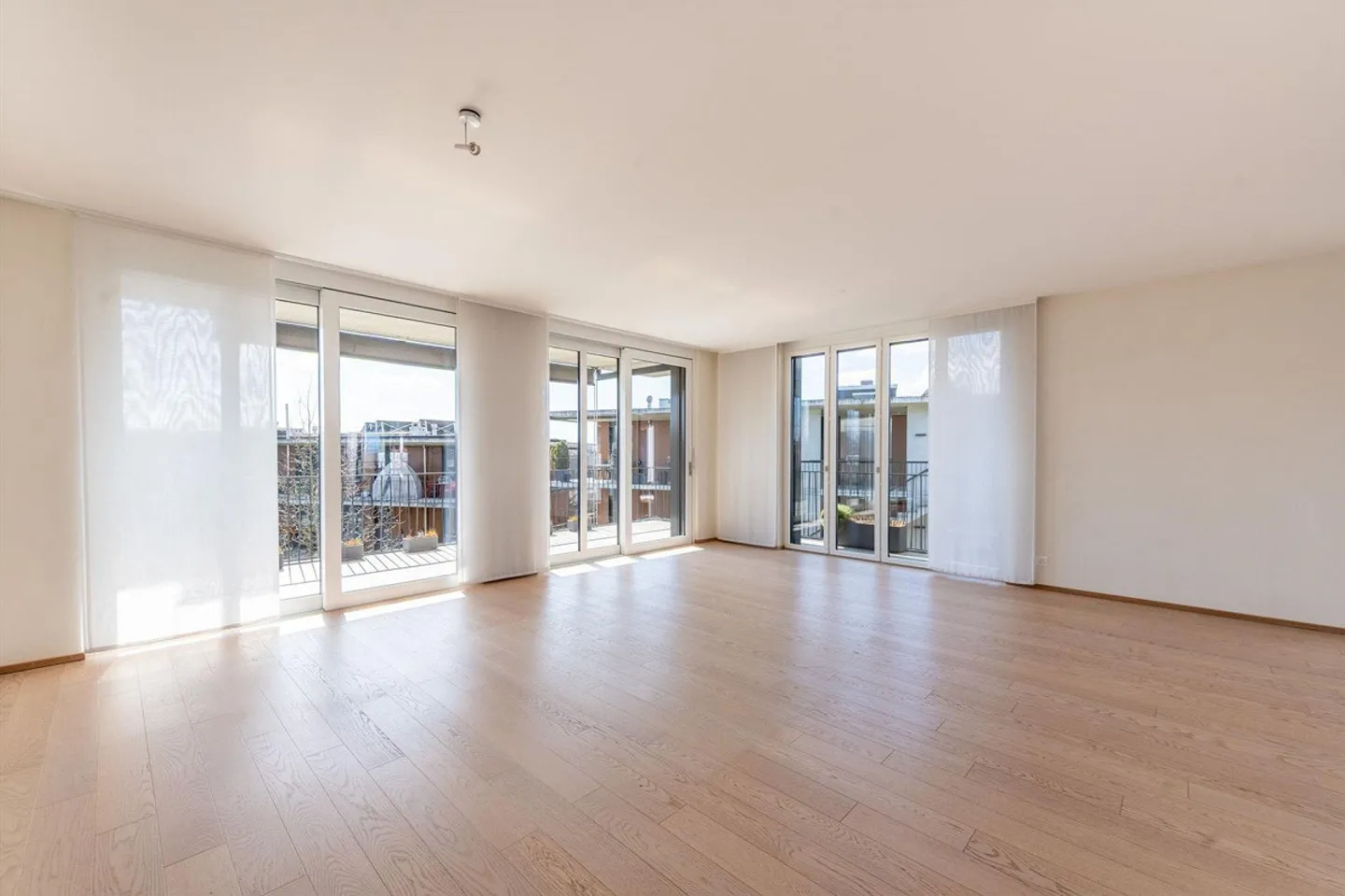 Rare Opportunity: Penthouse Apartment with 124 m² Terrace in a Desirable Location - Photo 3 of 13