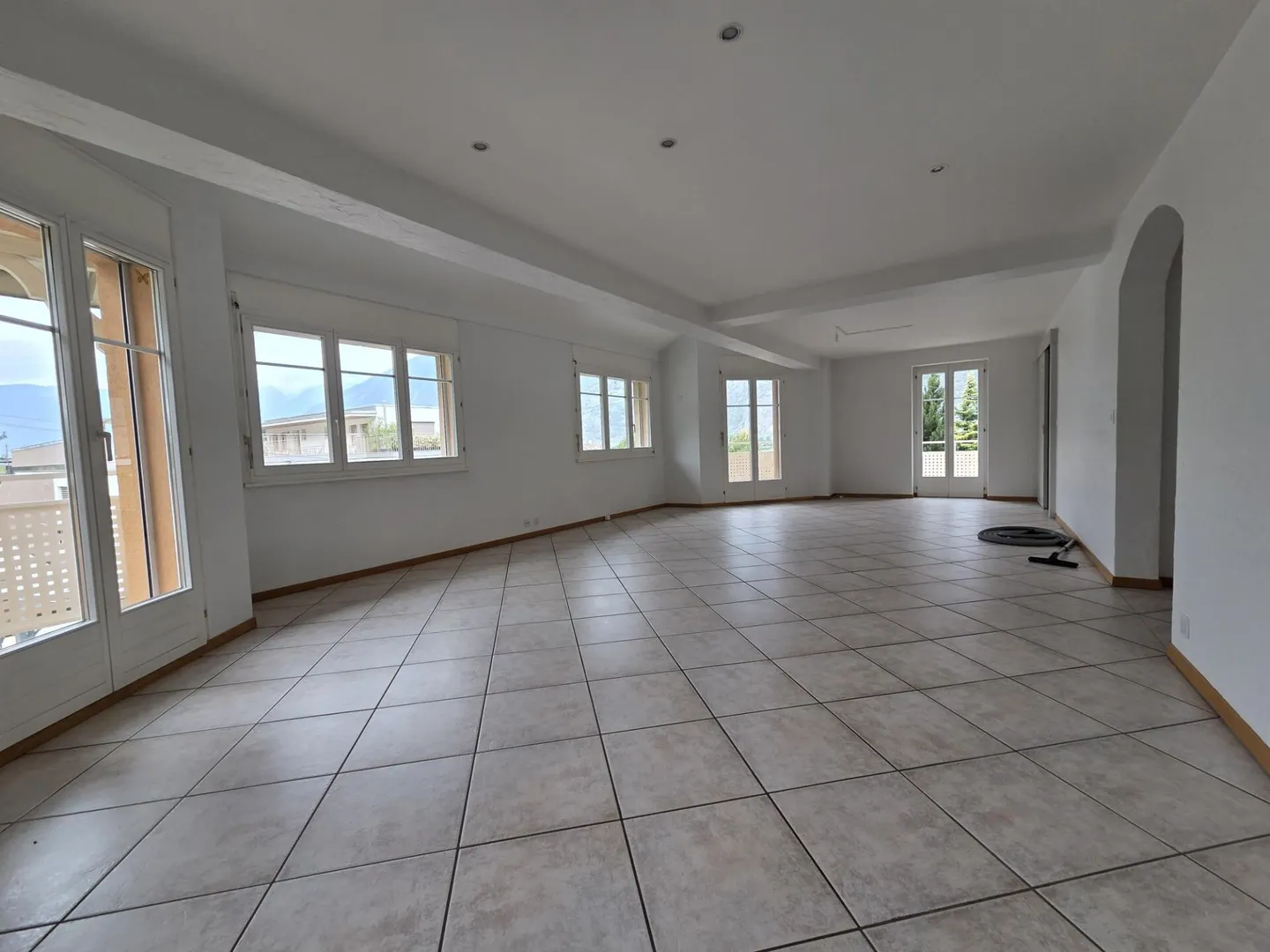 5-Zimmer-Duplexwohnung in ruhiger Lage mit Parkplätzen - Foto 3 von 11
