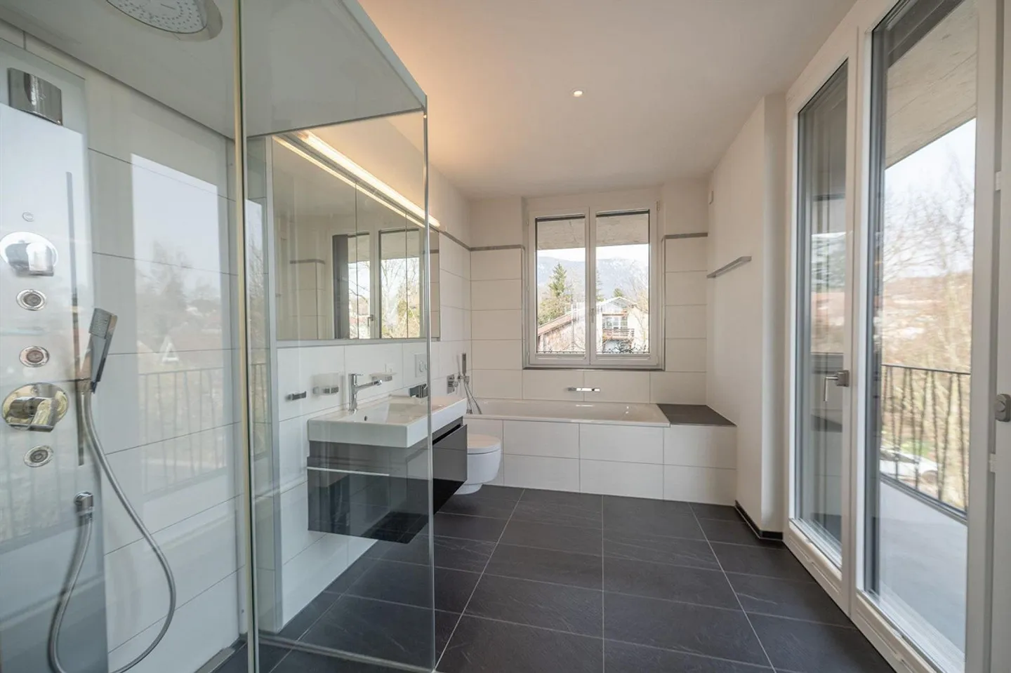 Rare Opportunity: Penthouse Apartment with 124 m² Terrace in a Desirable Location - Photo 12 of 13