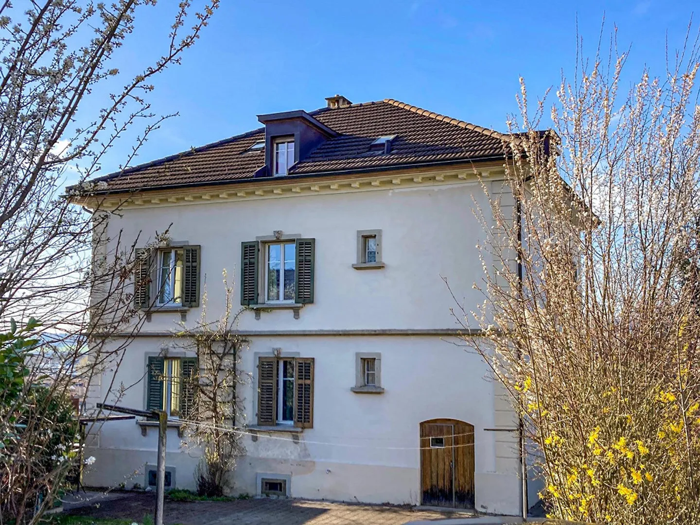 Appartement 4 pièces au 1er étage dans une maison majestueuse - Photo 7 sur 9