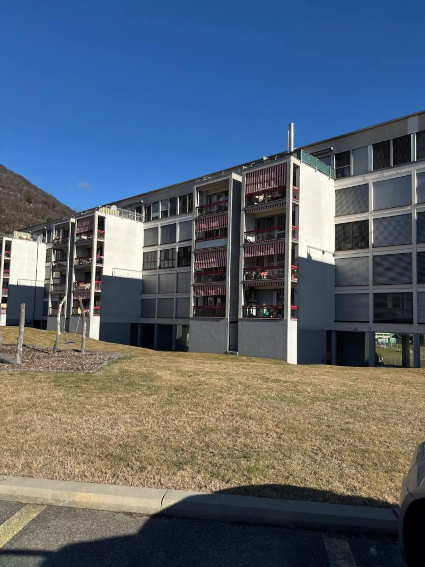 Appartement sous les combles de 4 pièces à proximité immédiate de Bellinzone - Photo 1 sur 14
