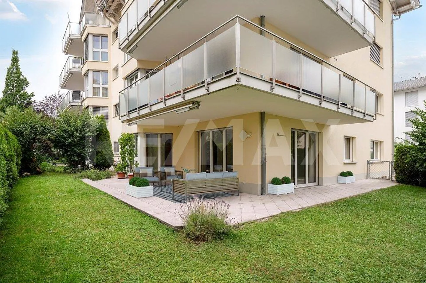 Ampio appartamento con giardino di 4,5 stanze in una posizione tranquilla a Einsiedeln ... - Foto 2 di 13