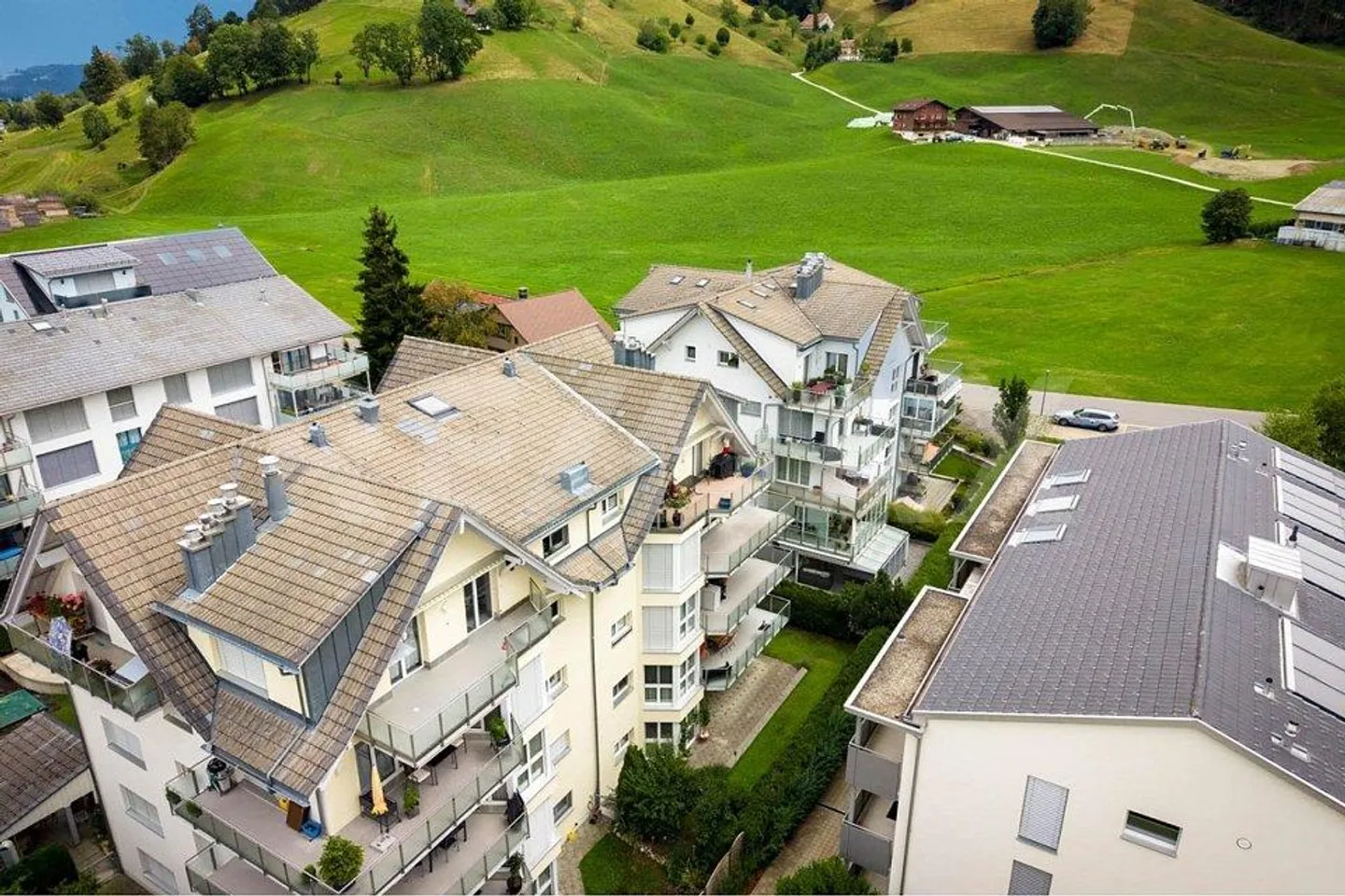 Ampio appartamento con giardino di 4,5 stanze in una posizione tranquilla a Einsiedeln ... - Foto 3 di 13