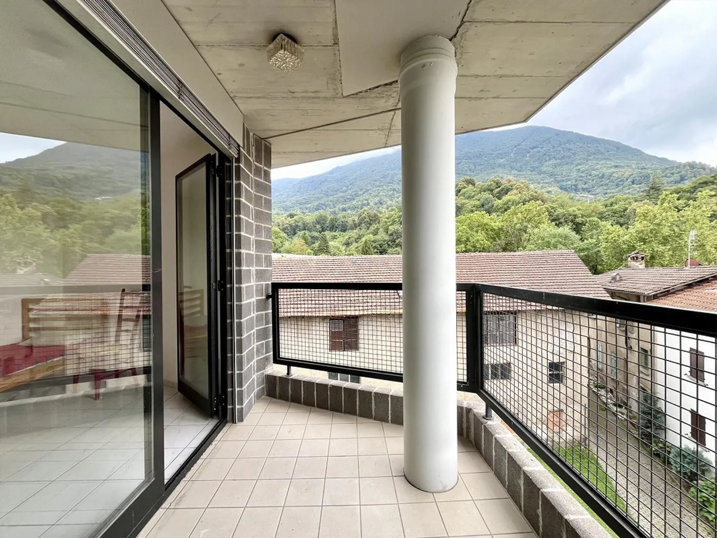 ZU VERMIETEN GERÄUMIGES MÖBLIERTES STUDIO MIT BALKON IN LUGANO - Foto 4 von 10
