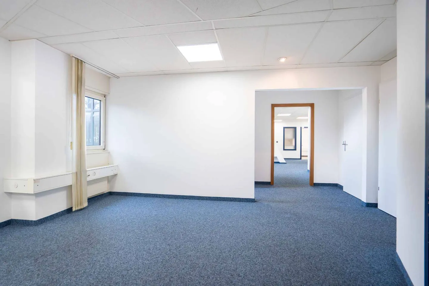 Espaces modulaires à partir de 75 m² sur un axe principal très fréquenté - Photo 4 sur 4