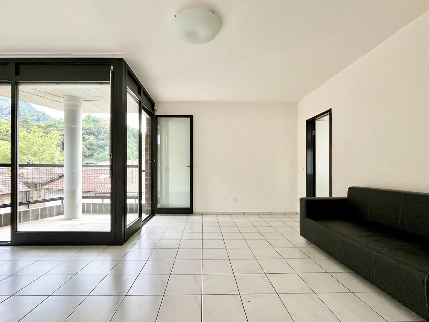 ZU VERMIETEN GERÄUMIGES MÖBLIERTES STUDIO MIT BALKON IN LUGANO - Foto 2 von 10