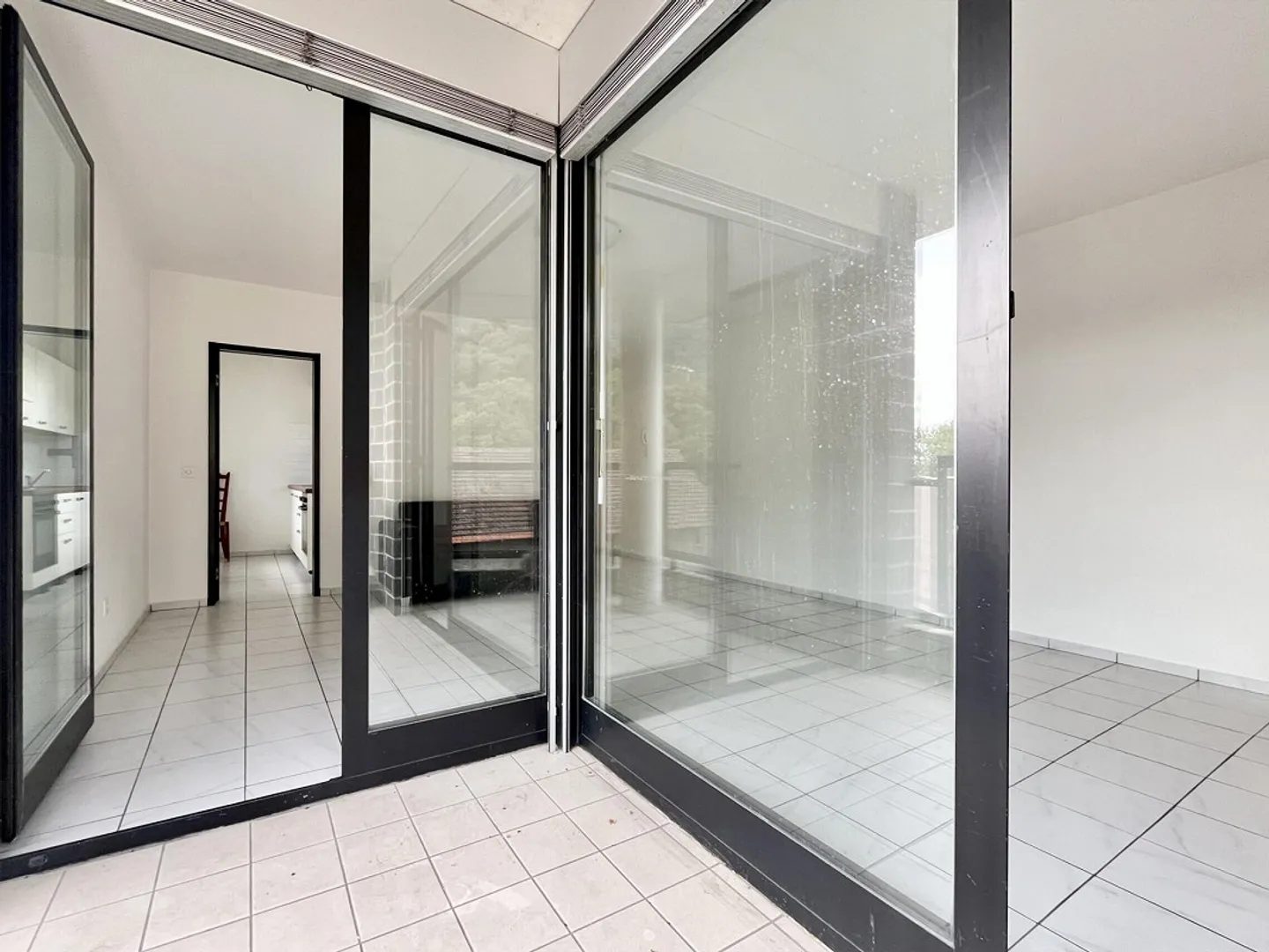 ZU VERMIETEN GERÄUMIGES MÖBLIERTES STUDIO MIT BALKON IN LUGANO - Foto 6 von 10