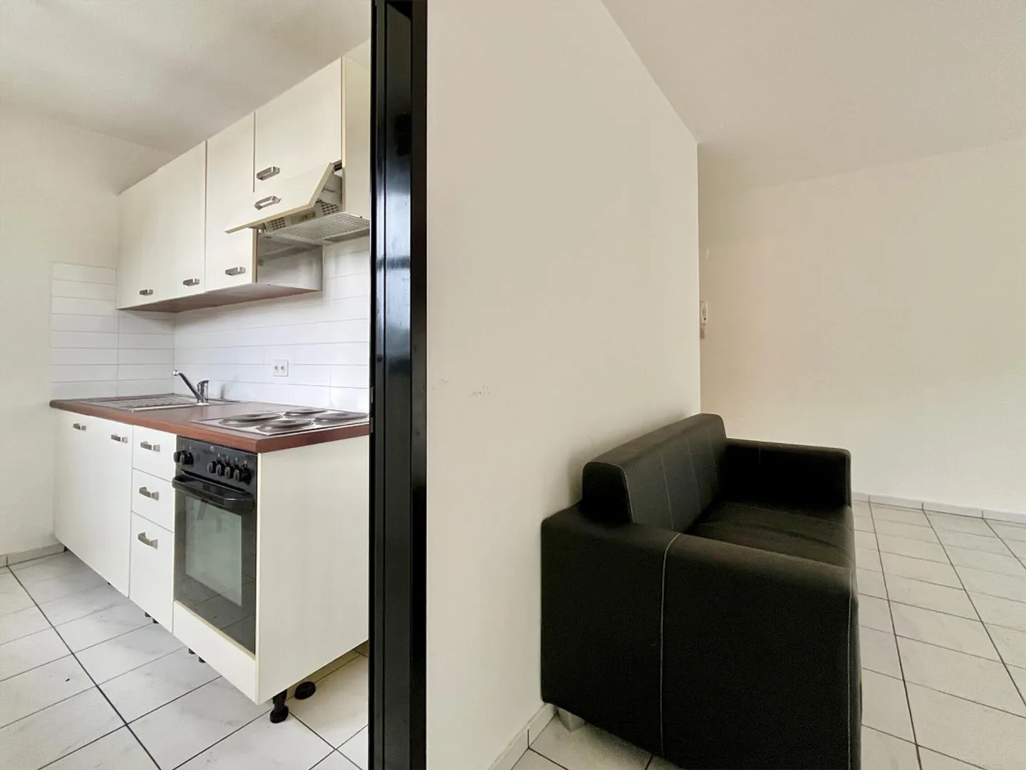 ZU VERMIETEN GERÄUMIGES MÖBLIERTES STUDIO MIT BALKON IN LUGANO - Foto 7 von 10