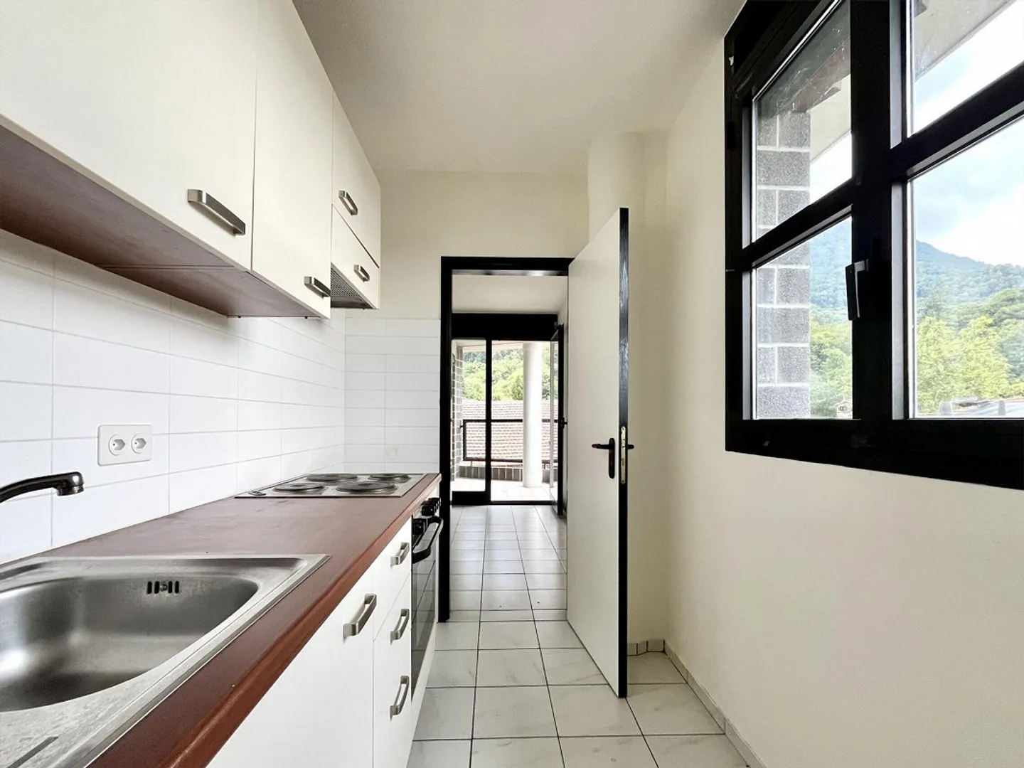 ZU VERMIETEN GERÄUMIGES MÖBLIERTES STUDIO MIT BALKON IN LUGANO - Foto 8 von 10