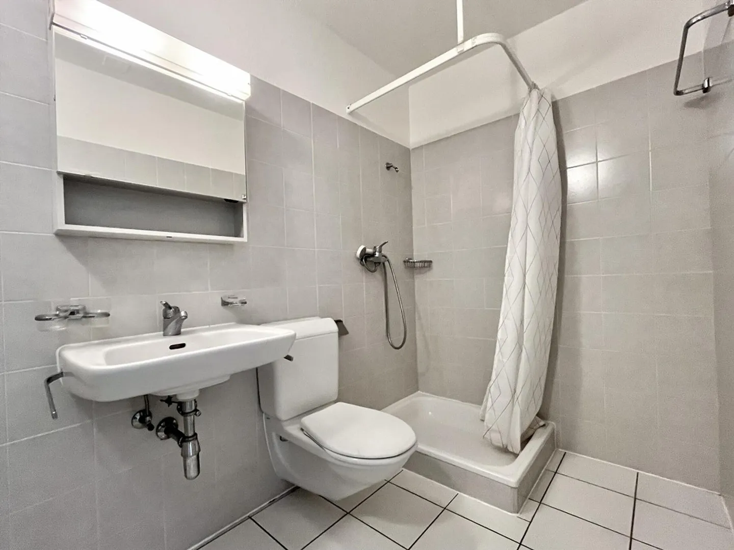 ZU VERMIETEN GERÄUMIGES MÖBLIERTES STUDIO MIT BALKON IN LUGANO - Foto 9 von 10