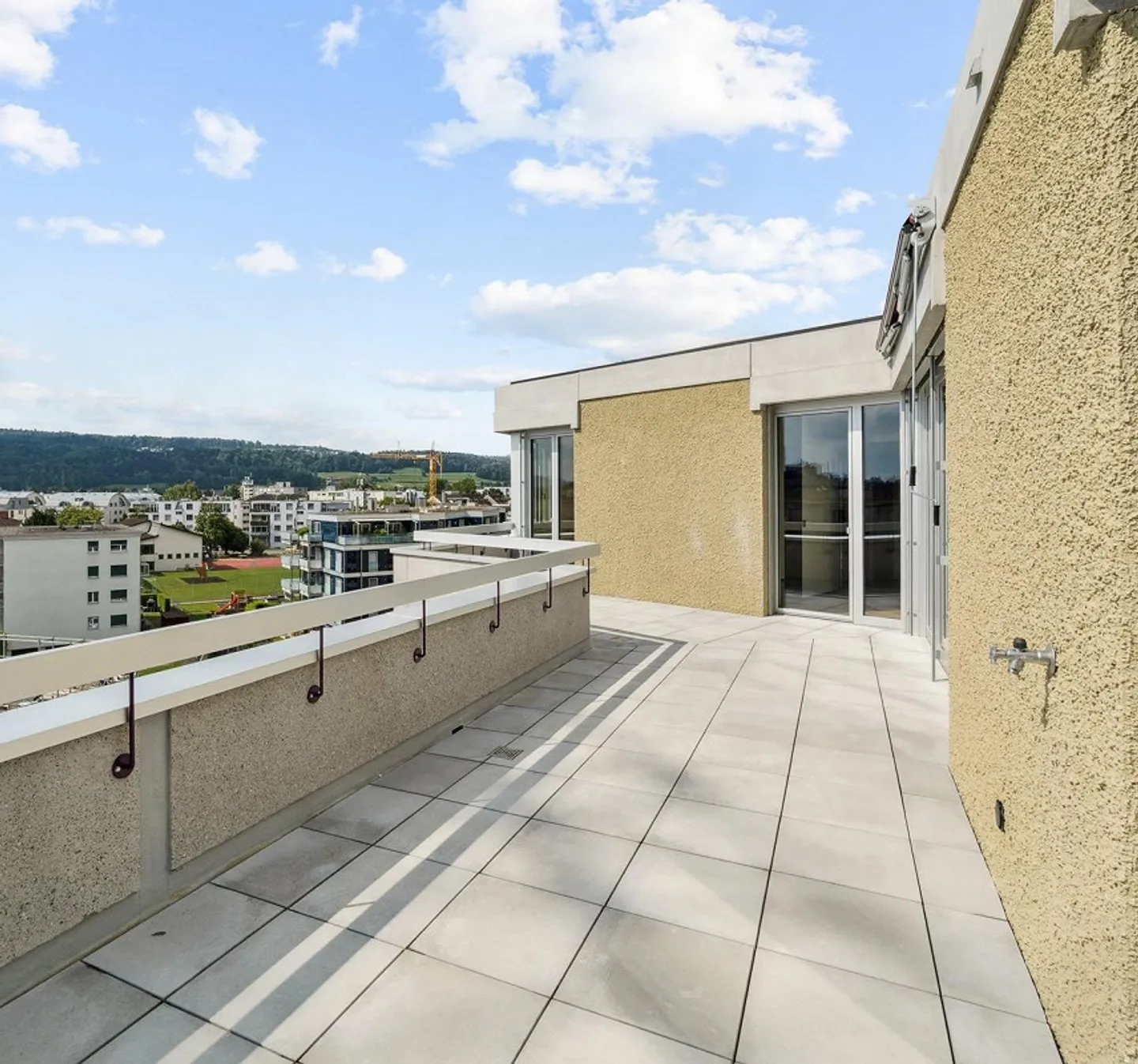 Au-dessus des toits de Dübendorf - arriver chez soi avec vue - Photo 1 sur 5