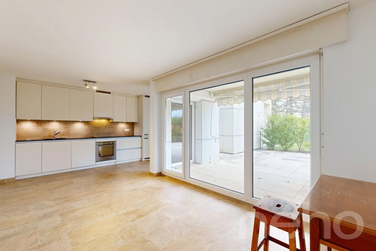 Appartement rénové de 3,5 pièces avec grande terrasse privée - Photo 2 of 12