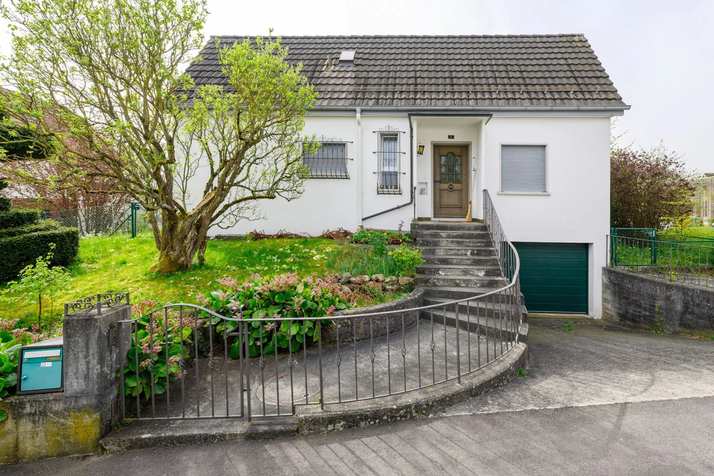 Einfamilienhaus mit Garten in einem ruhigen Quartier - Foto 1 di 12