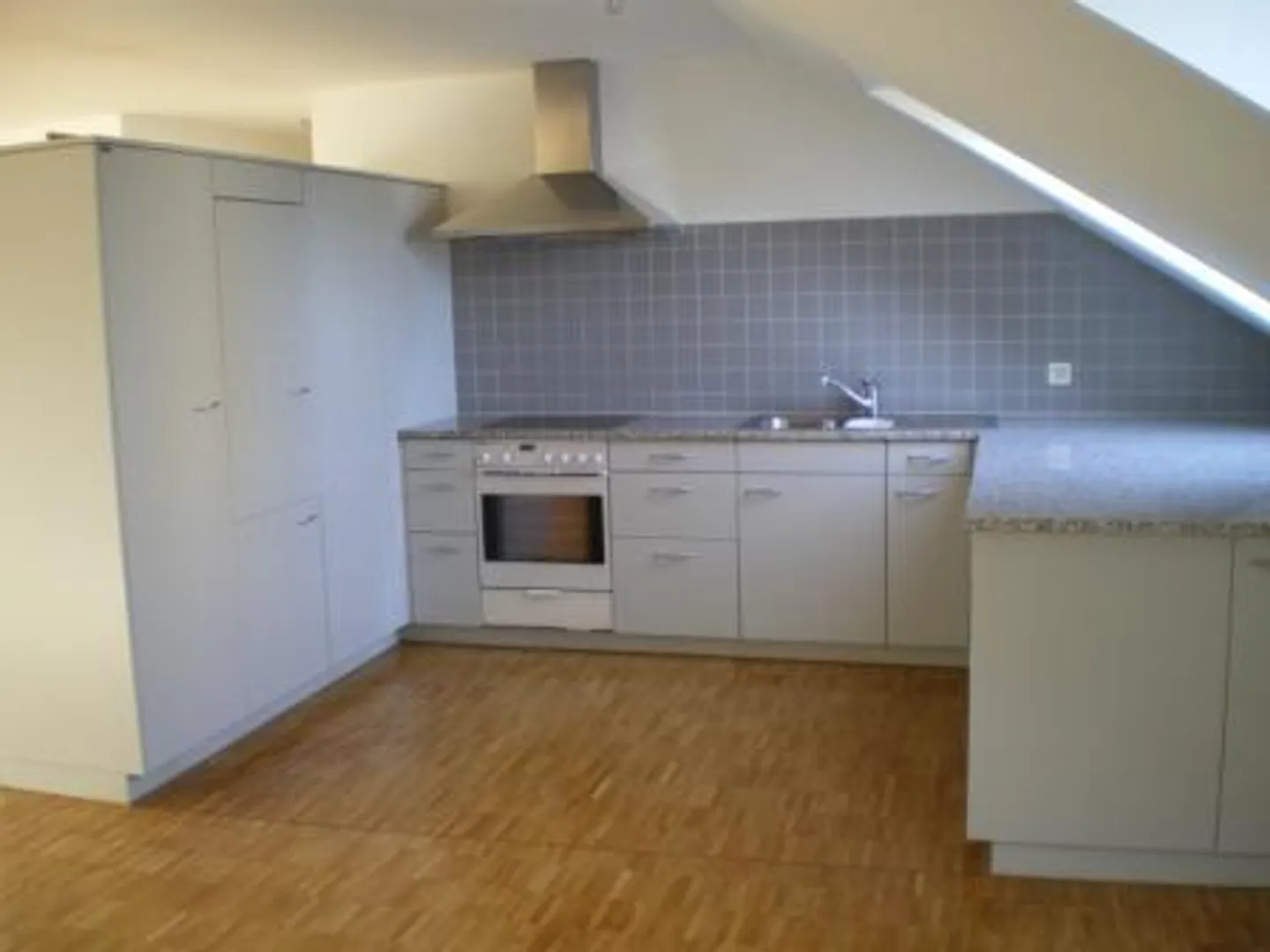 Appartement sous les toits lumineux - Photo 2 sur 7
