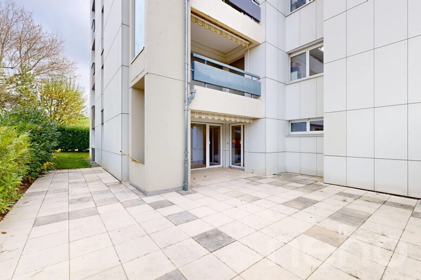 Appartement rénové de 3,5 pièces avec grande terrasse privée - Photo 10 of 12