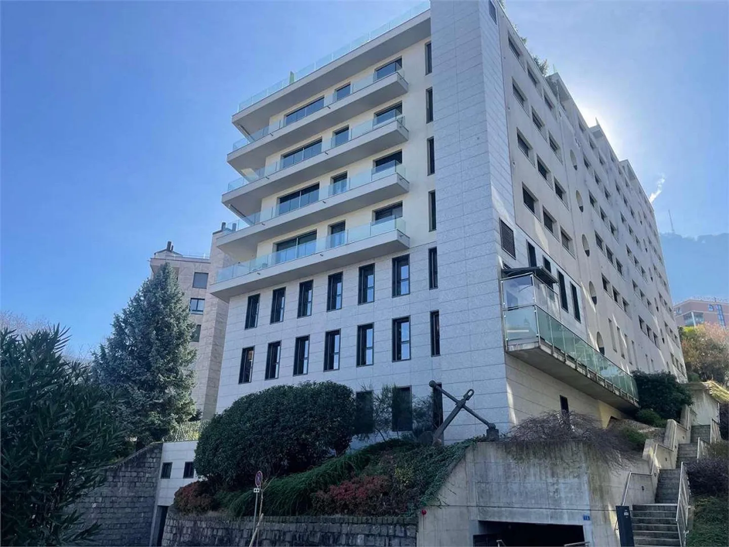 Paradiso: Appartamento di Lusso con Vista Mozzafiato sul Lago e Grande Proprietà - Foto 4 di 8