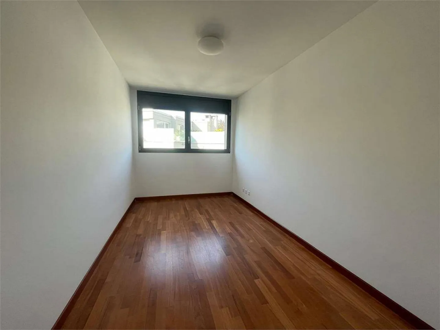 Paradiso: Appartamento di Lusso con Vista Mozzafiato sul Lago e Grande Proprietà - Foto 6 di 8