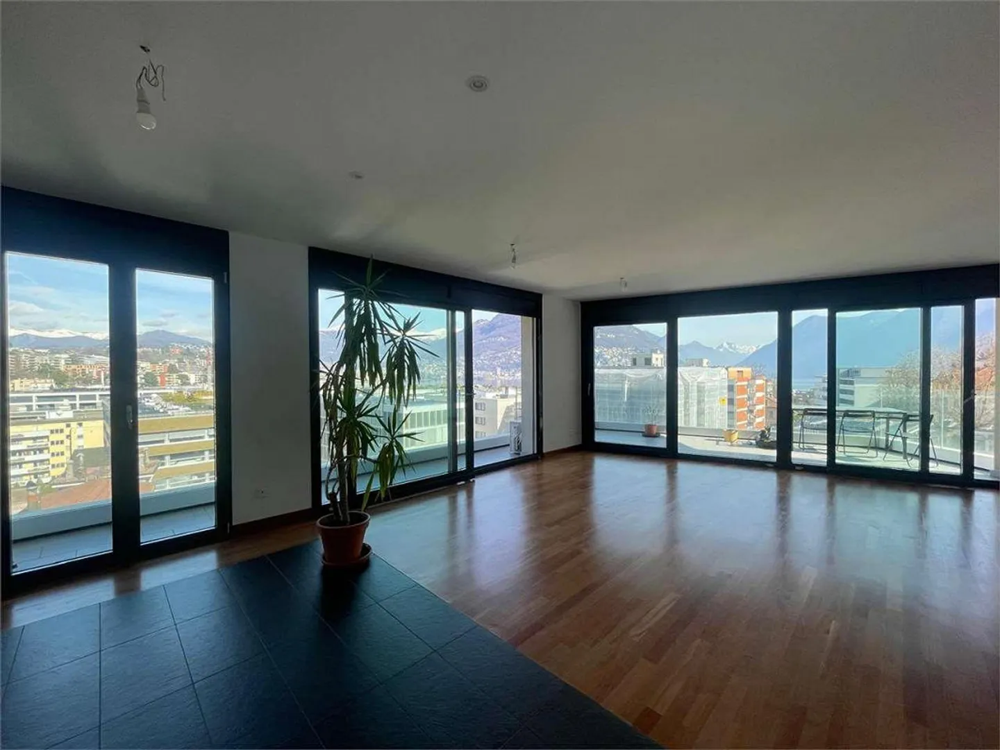 Paradiso: Appartamento di Lusso con Vista Mozzafiato sul Lago e Grande Proprietà - Foto 2 di 8