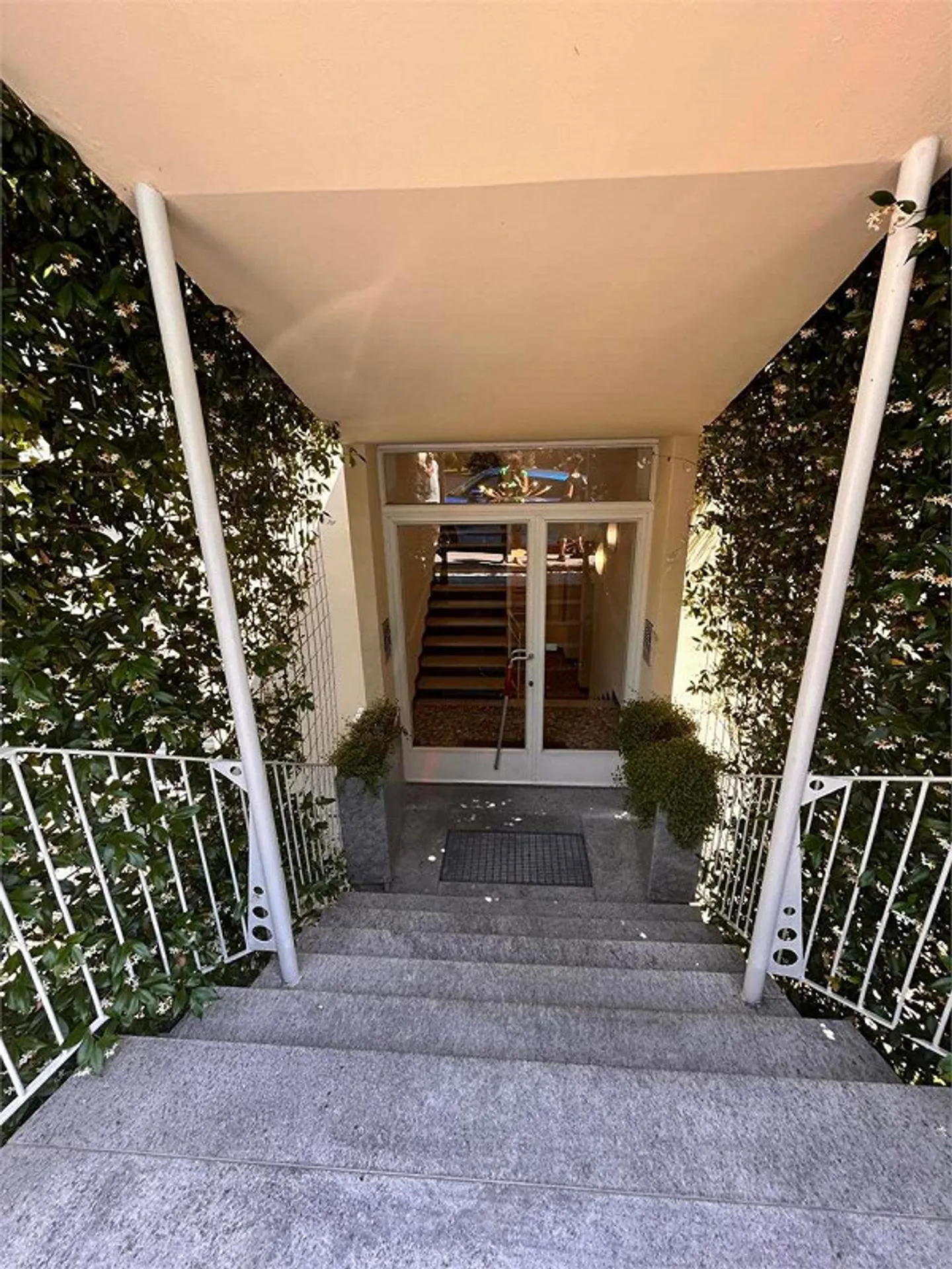 Renovated apartment in Lugano with lake view - Photo 1 of 13