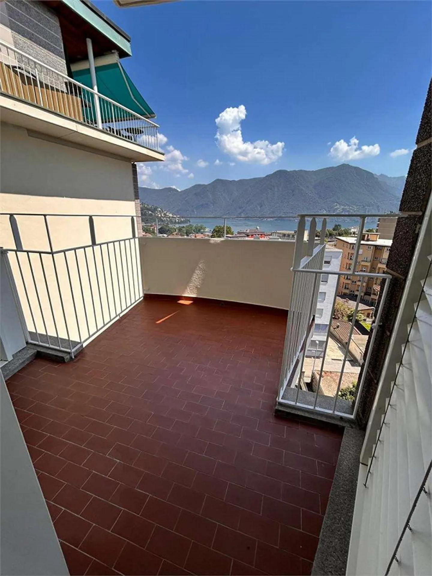 Renovated apartment in Lugano with lake view - Photo 7 of 13