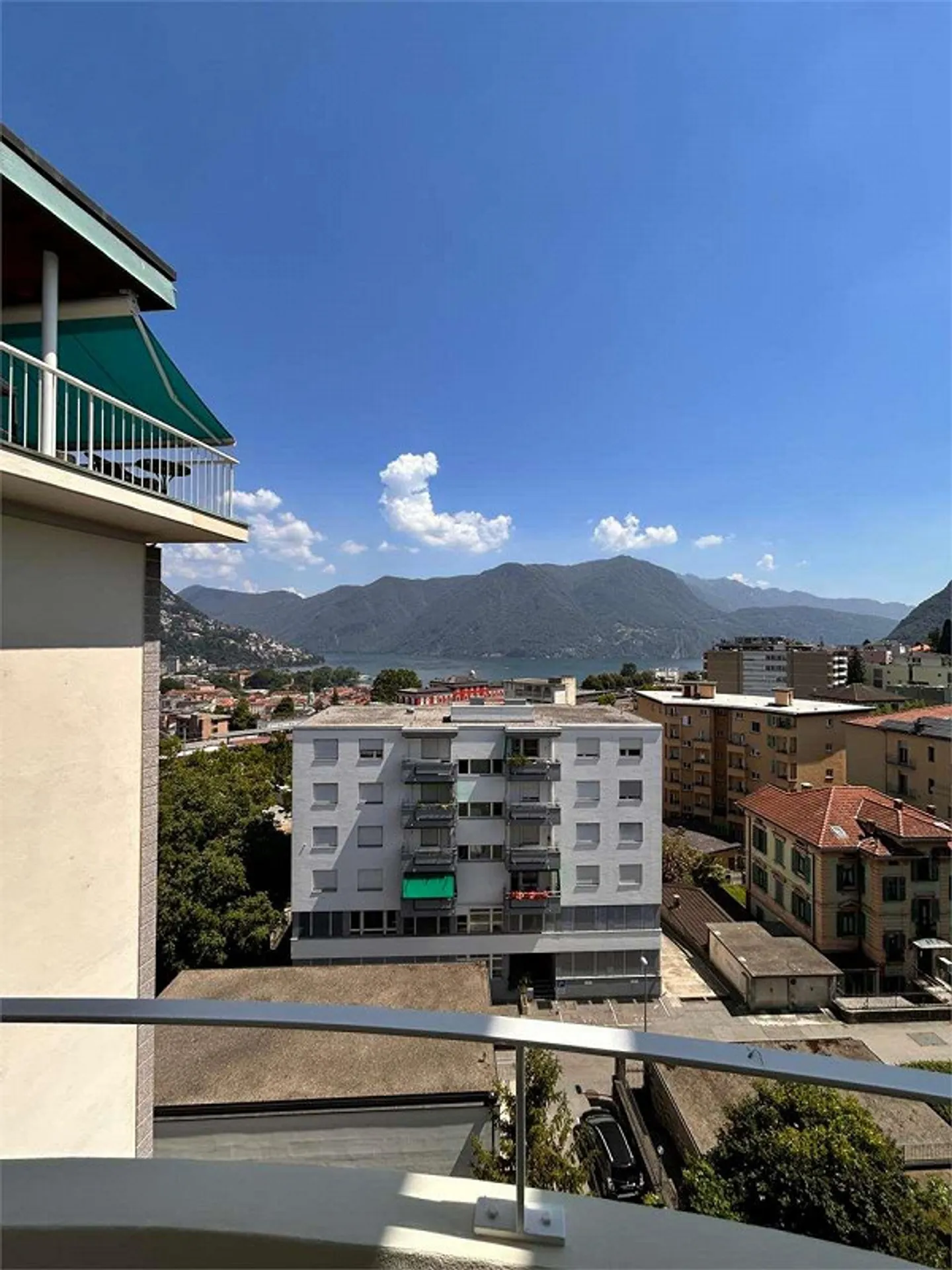 Renovated apartment in Lugano with lake view - Photo 8 of 13