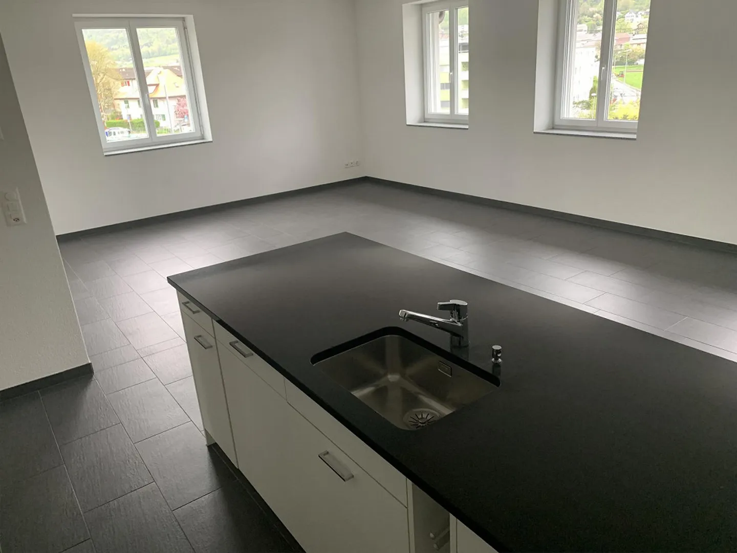 grande appartement lumineux de 3,5 pièces - Photo 3 sur 14