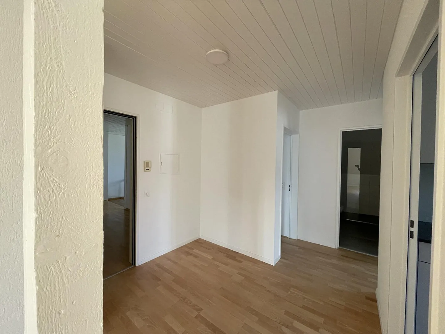 Freshly renovated and charming 3.5-room attic apartment - Photo 2 of 6