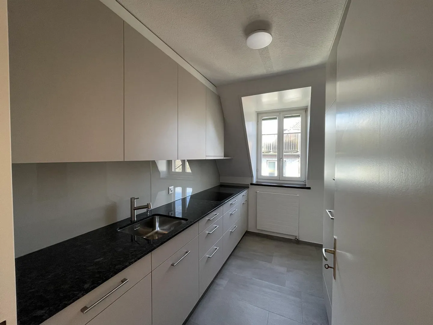 Freshly renovated and charming 3.5-room attic apartment - Photo 3 of 6