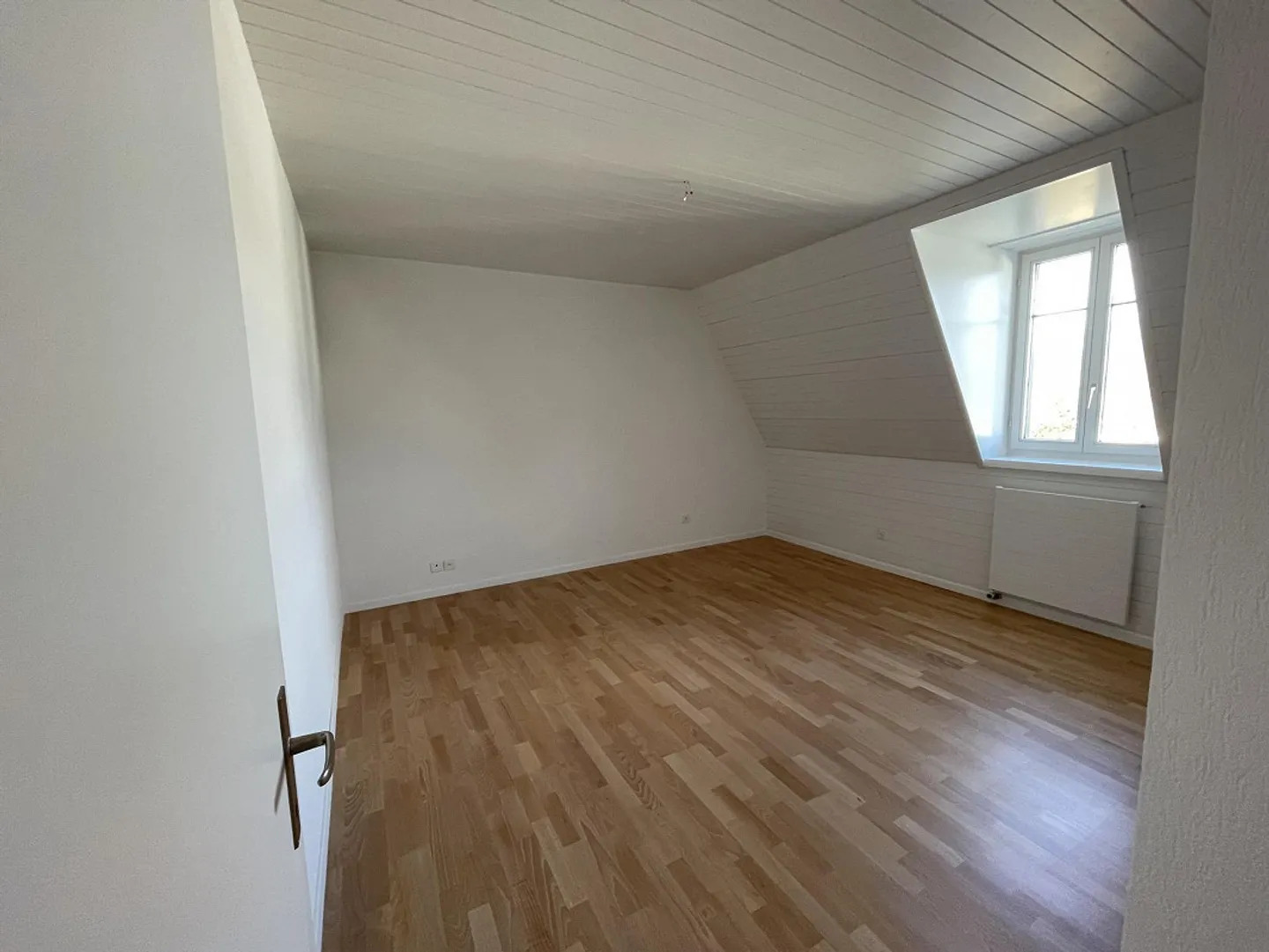 Freshly renovated and charming 3.5-room attic apartment - Photo 5 of 6