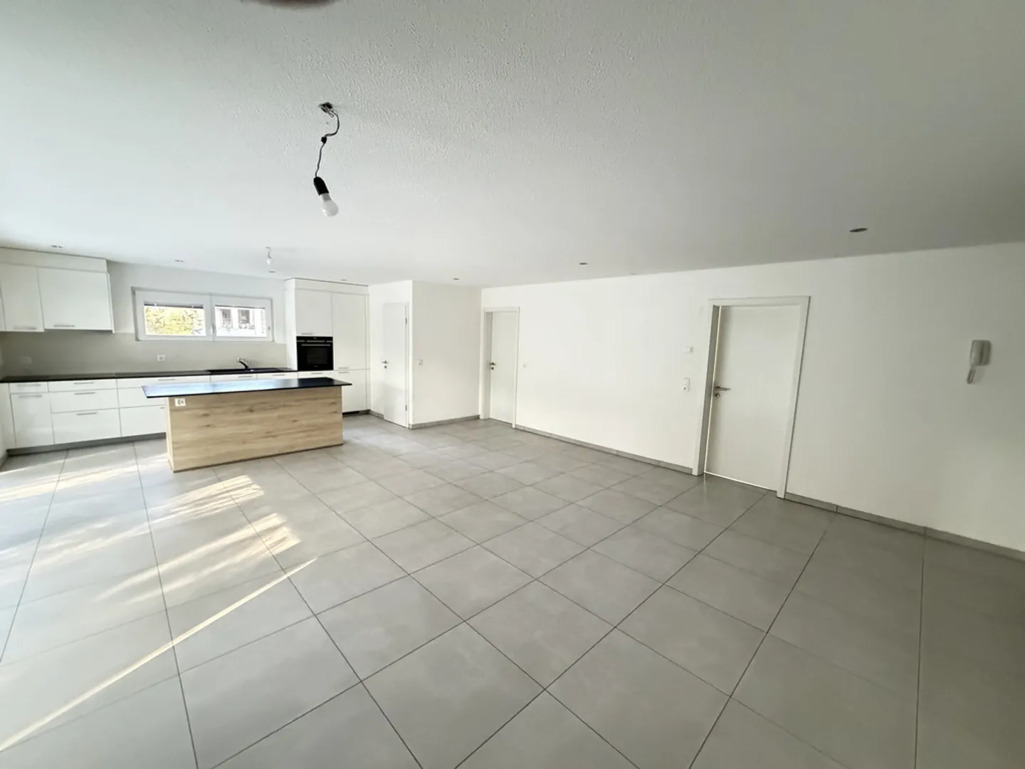 Appartement moderne avec terrasse - Photo 2 sur 11