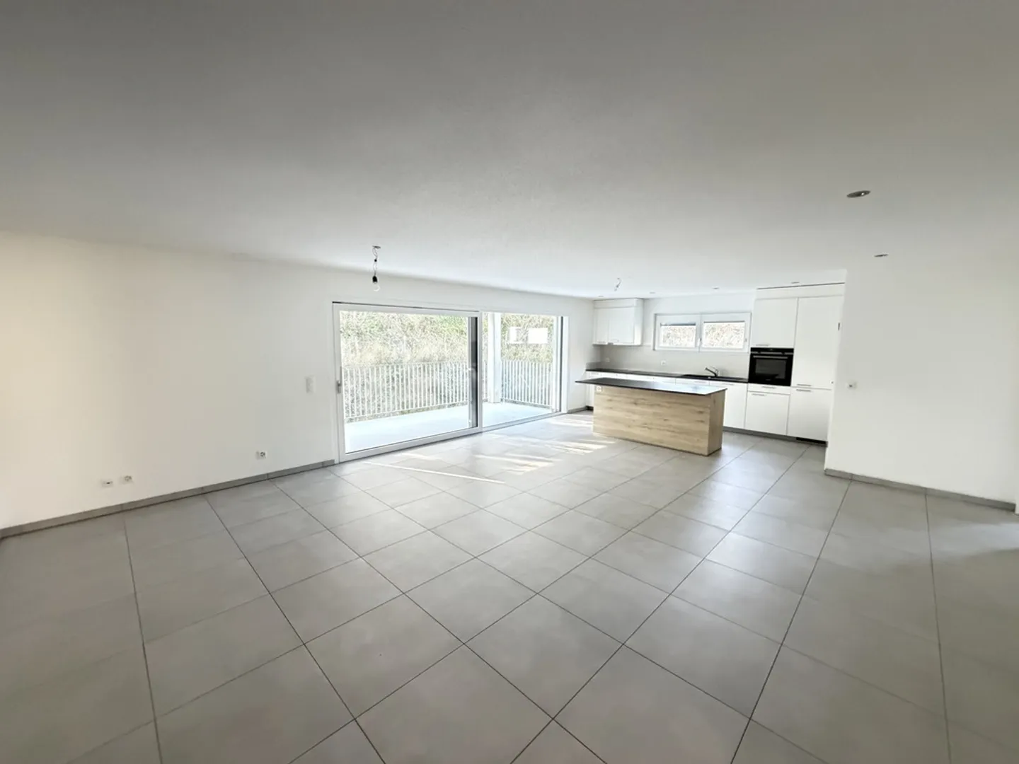 Appartement moderne avec terrasse - Photo 3 sur 11