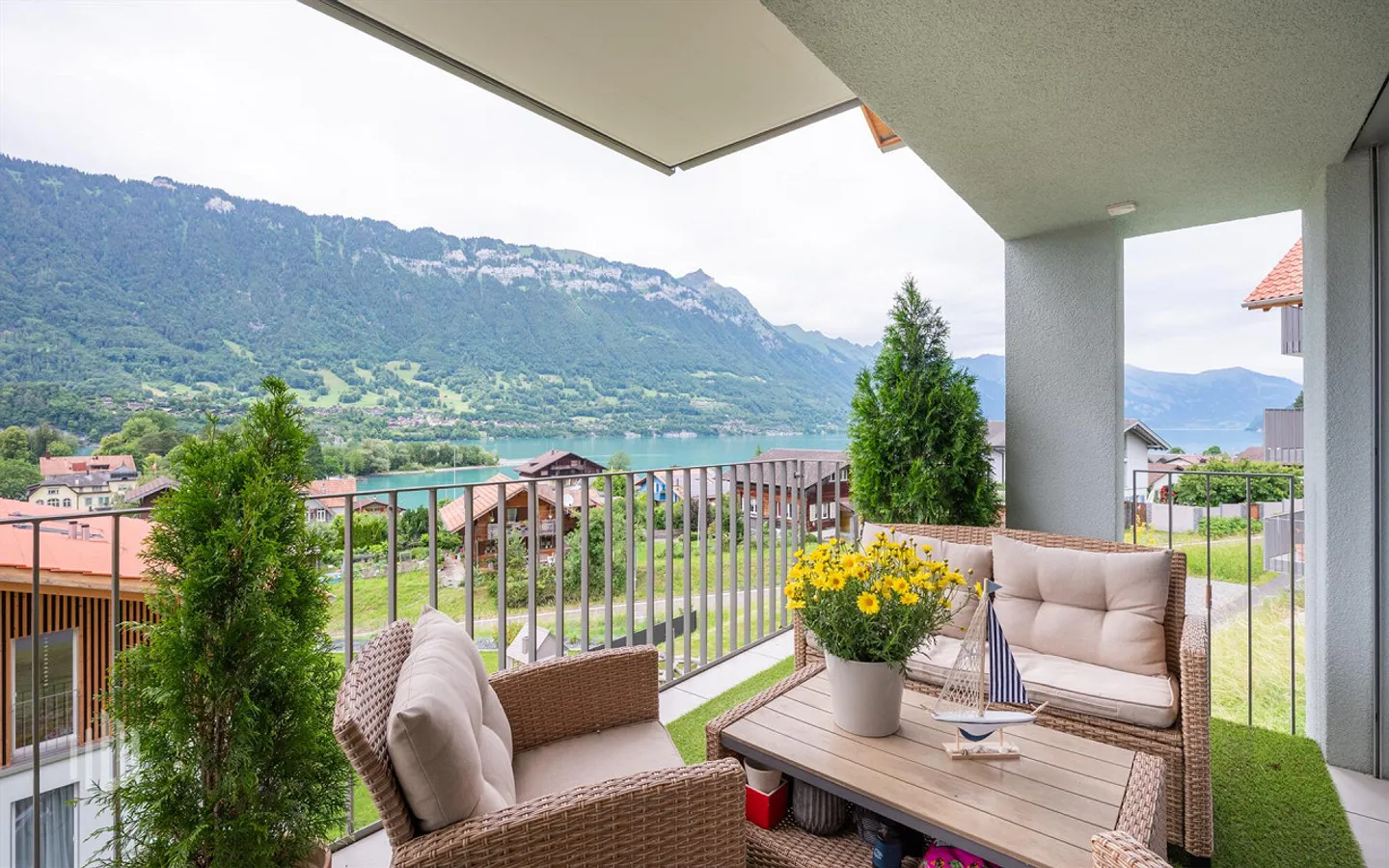 ImmoWyss - Vivre avec une vue panoramique sur le lac de Brienz et le monde montagneux - Photo 1 sur 8