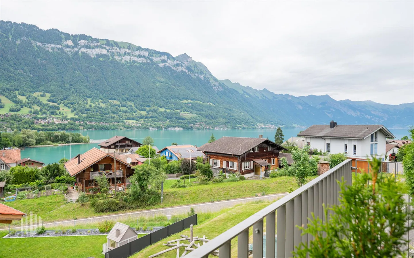 ImmoWyss - Vivre avec une vue panoramique sur le lac de Brienz et le monde montagneux - Photo 4 sur 8