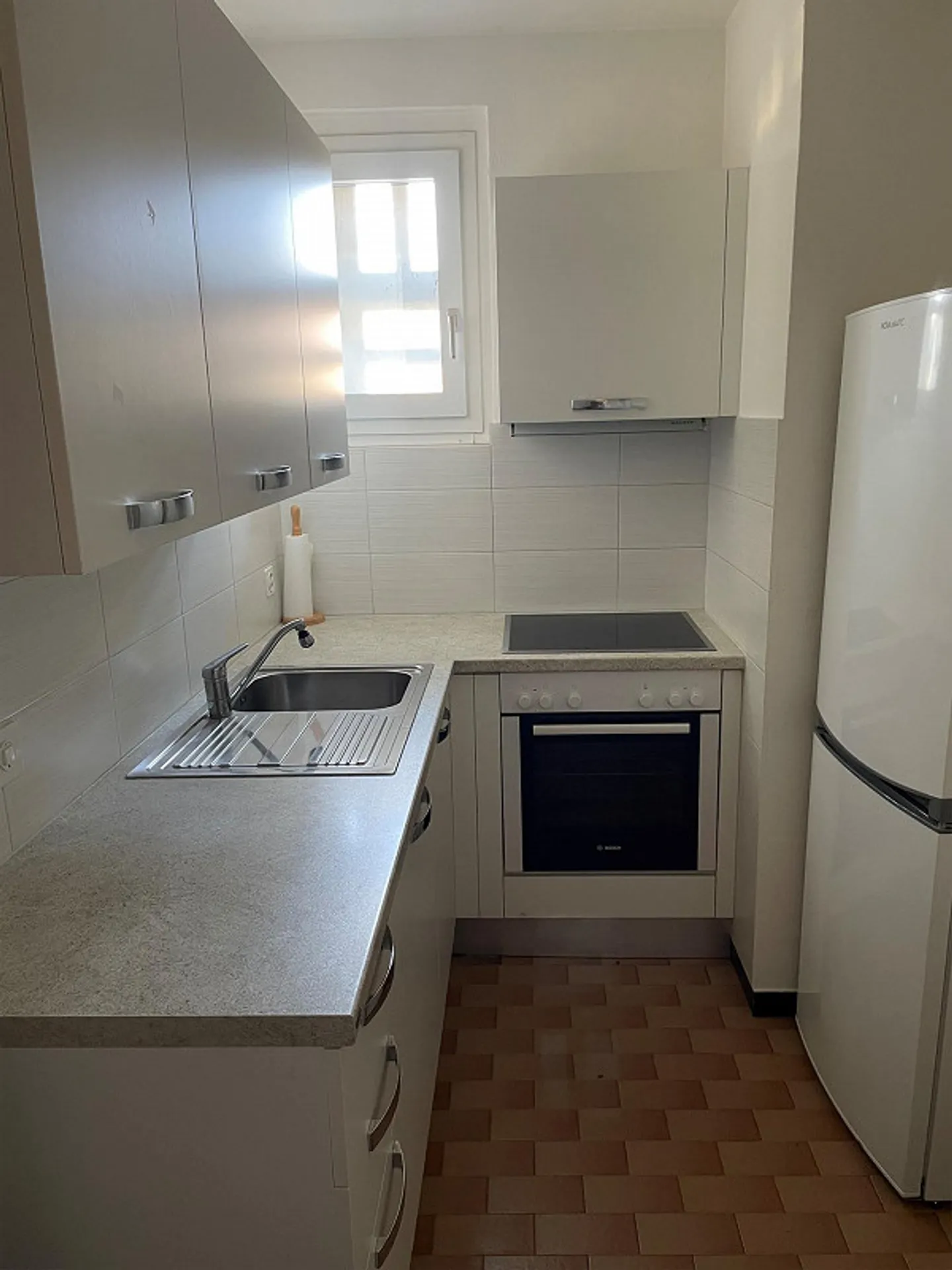 APPARTEMENT LUMINEUX 3.5 pièces MEUBLÉ - SEULEMENT CHF 1'100.- TOUT COMPRIS - Photo 11 sur 12