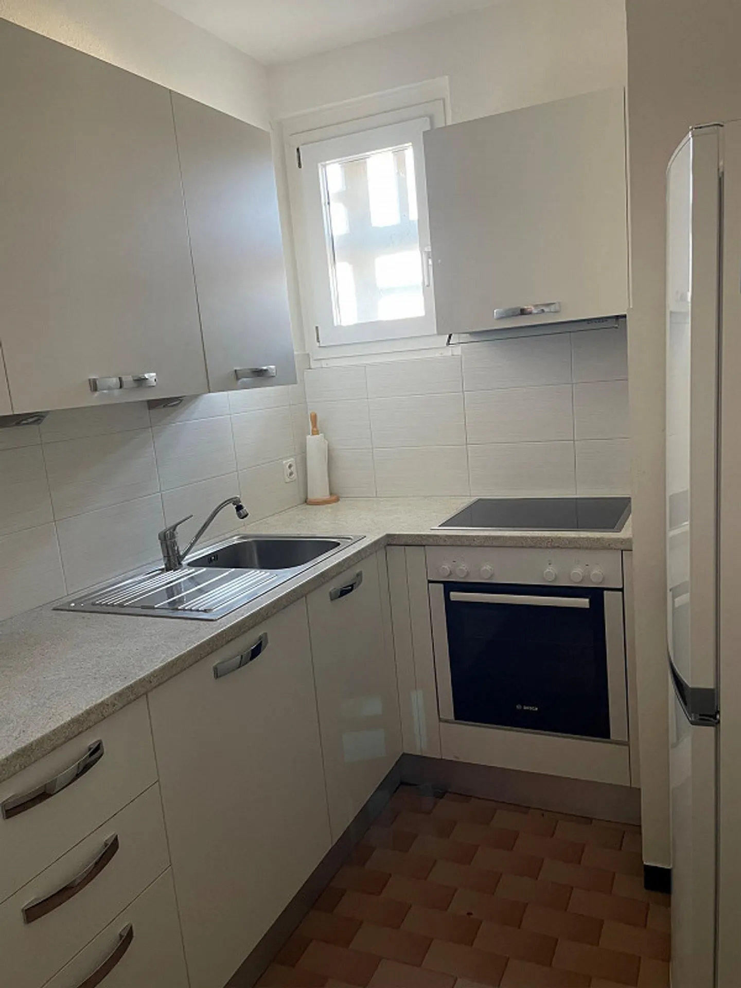 APPARTEMENT LUMINEUX 3.5 pièces MEUBLÉ - SEULEMENT CHF 1'100.- TOUT COMPRIS - Photo 12 sur 12