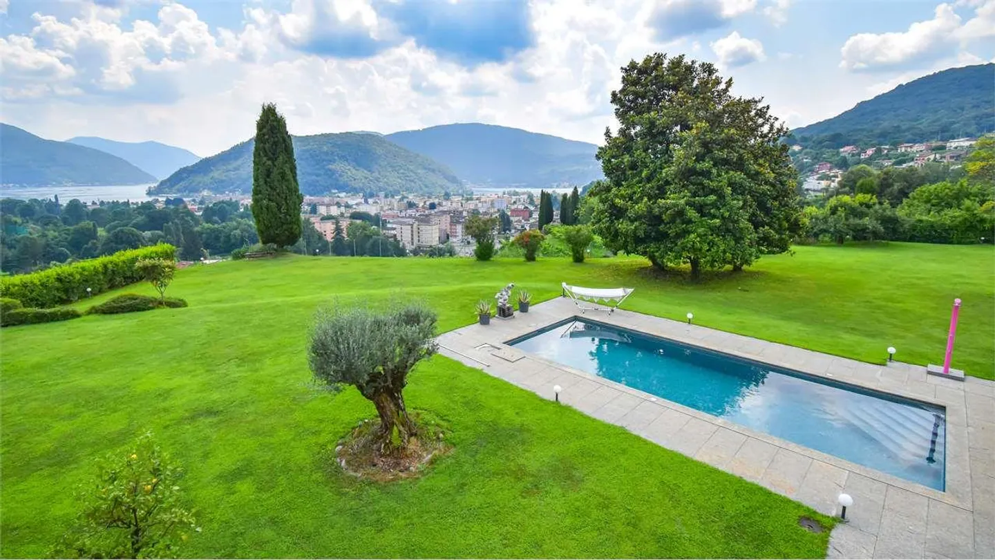 PRESTIGIOSA VILLA CON VISTA LAGO - Foto 2 di 13