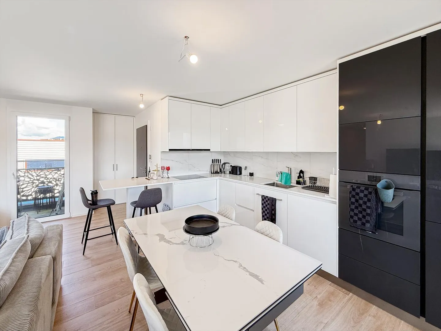 New: magnificent penthouse apartment. - Photo 3 of 9