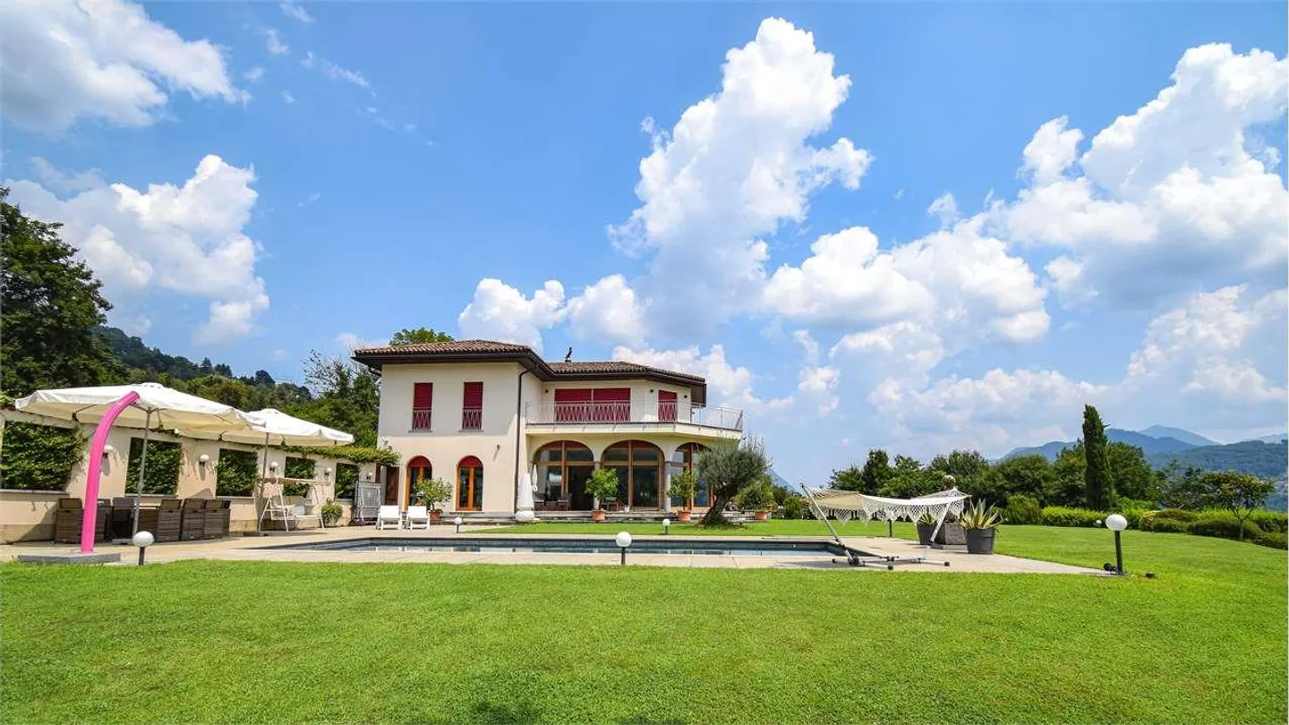 PRESTIGIOSA VILLA CON VISTA LAGO - Foto 4 di 13