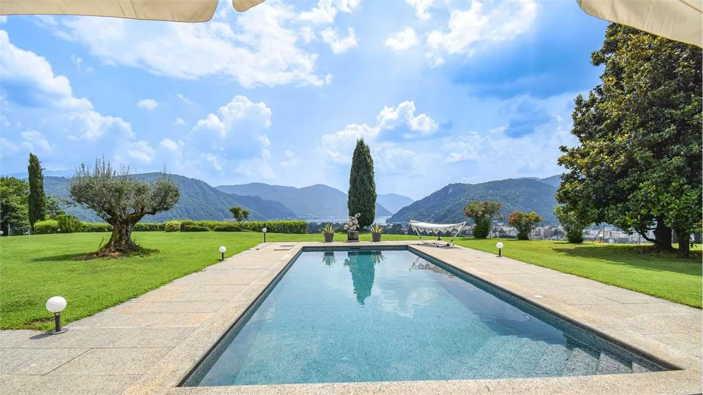 PRESTIGIOSA VILLA CON VISTA LAGO - Foto 1 di 13
