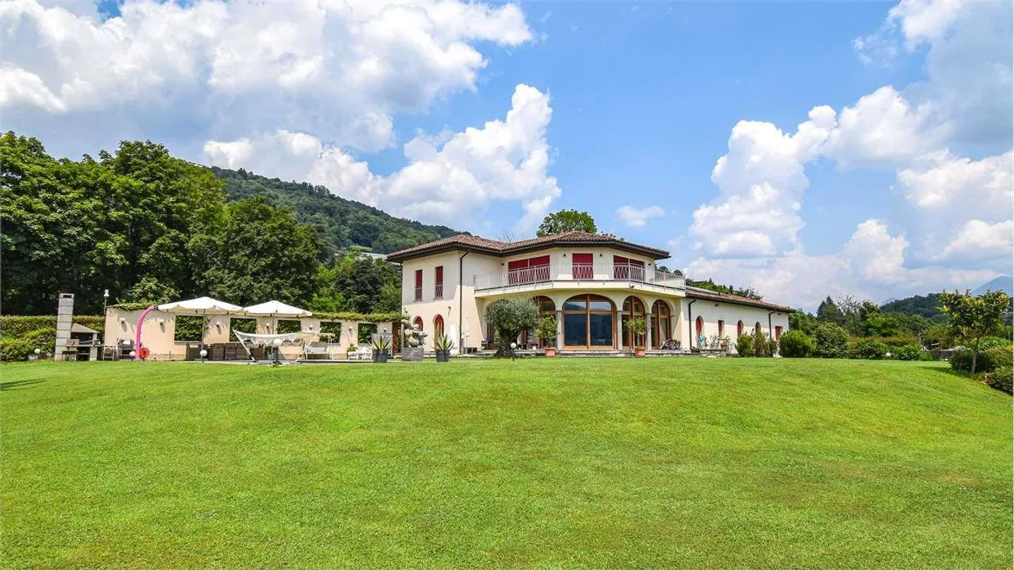 PRESTIGIOSA VILLA CON VISTA LAGO - Foto 5 di 13