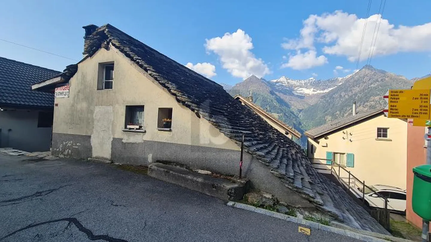 Quiet, Spacious, with Terrace - Photo 5 of 6