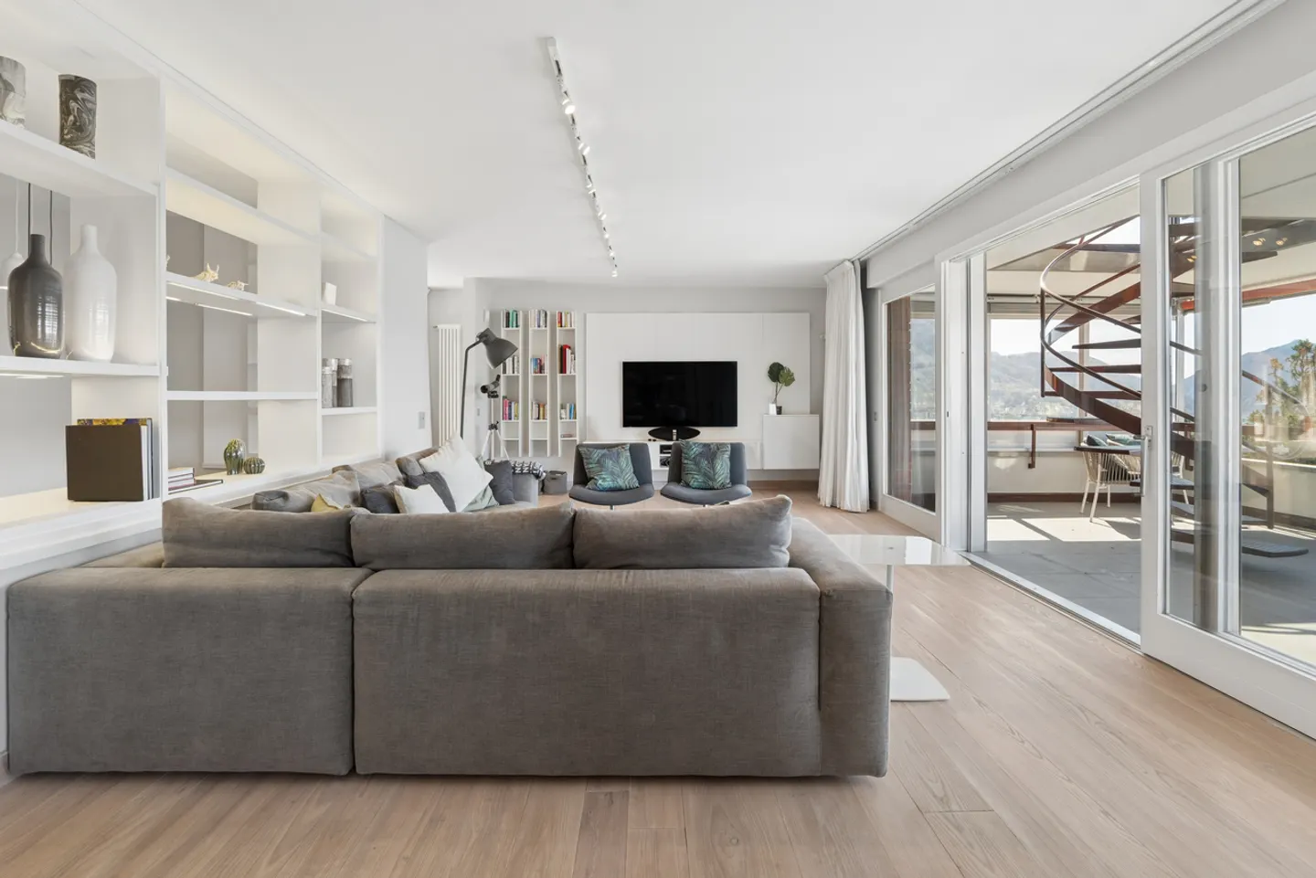 Luxury Apartment with Lake View - Photo 8 of 14